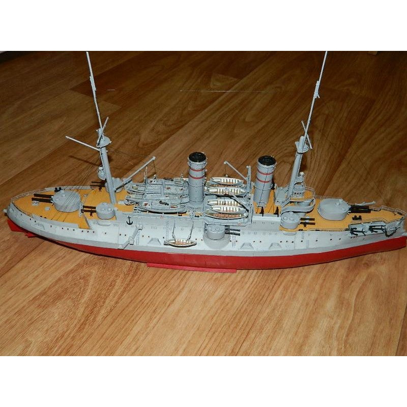 Photo of the Orel Publishing 043 Grazhdanin 1:200 card model kit depicting the Russian battleship from 1917