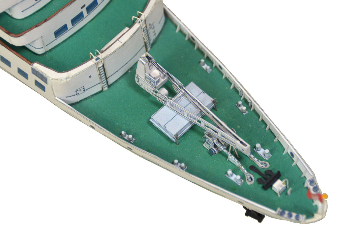 Photo of HMV Wappen von Hamburg 1/250 scale paper model kit with detailed hull, lifeboats, and railings.