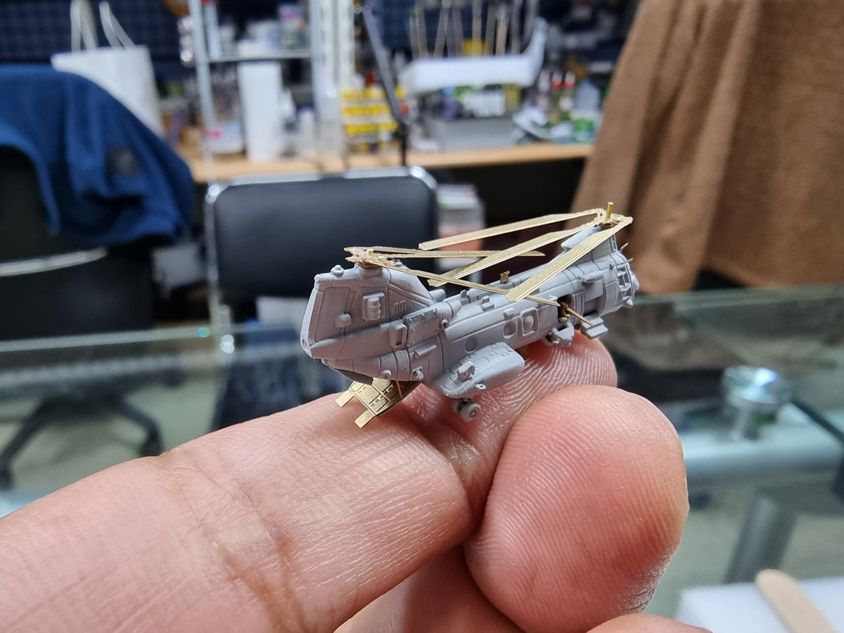 Photo of CH-46E Sea Knight 1/350 scale resin model helicopter set by HS Model HSM-U350040S